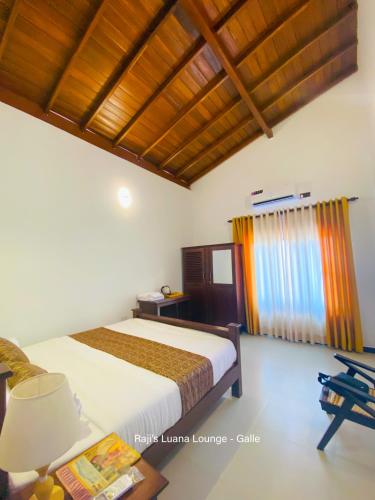Postel nebo postele na pokoji v ubytování Raji's Luana Lounge - Galle