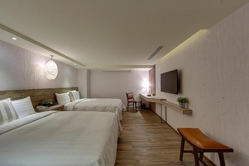 Tempat tidur dalam kamar di Lan Kwai Fong Garden Hotel