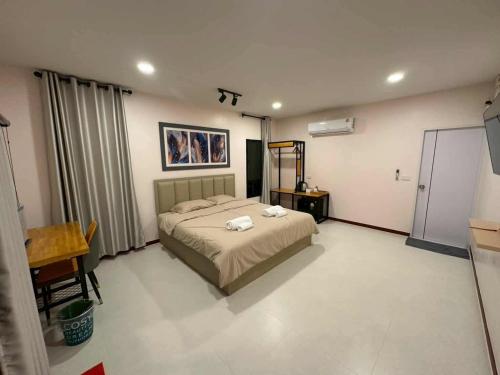 una camera da letto con un letto e una scrivania di NICHA Cafe' & Resort 