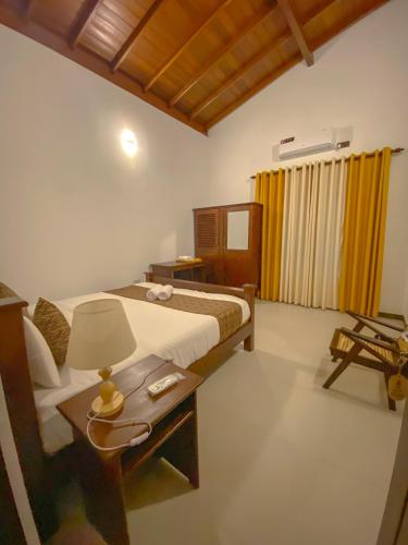 Postel nebo postele na pokoji v ubytování Raji's Luana Lounge - Galle