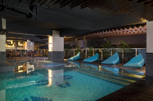 Best Western Premier La Grande Bandung tesisinde veya buraya yakın yüzme havuzu