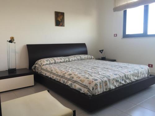 ポッツァッロにあるAttico Fronte Mareのベッドルーム1室(掛け布団付きのベッド1台付)