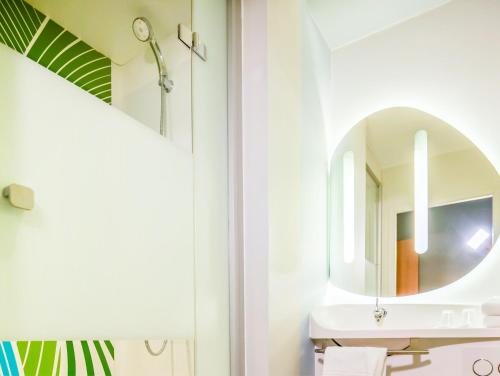 Kylpyhuone majoituspaikassa Ibis Budget Porte de Camargue