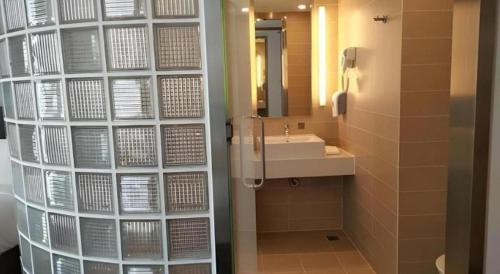 a bathroom with a sink and a mirror at Holiday Inn Express Handan East By IHG in Handan