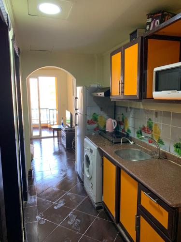 a kitchen with a sink and a washer and dryer at Porto Matroh Eid in Marsa Matruh