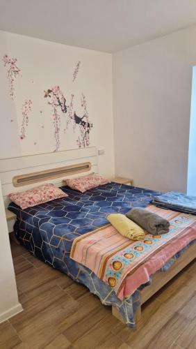 a bedroom with a bed with a blue comforter at Apartament Onixy in Năvodari
