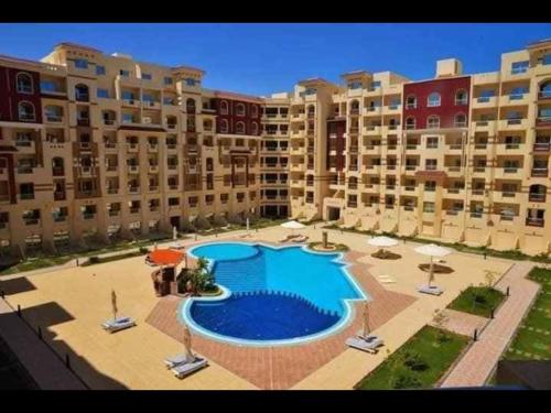 a large apartment complex with a large swimming pool at كمباوند فلورينزا 50 in Hurghada
