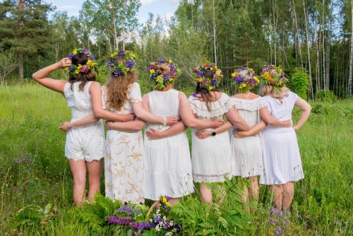 a group of girls wearing flower crowns in a field at Bluci seksti in Seksti