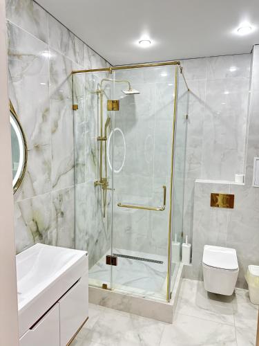 a bathroom with a shower and a toilet and a sink at ПОЛНОЦЕННАЯ ТРЕХКОМНАТНаЯ ЛЮКС in Kokshetau