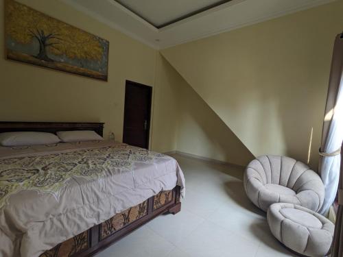 Ein Bett oder Betten in einem Zimmer der Unterkunft Stellar Cottage Lovina- a villa in Murni's house