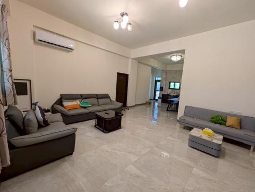 a large living room with couches and a couch at 伊勾瑞行旅 in T'ung-ko