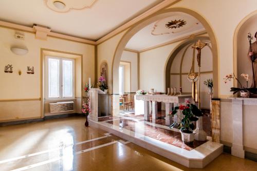 um quarto grande com um altar num edifício em Ostello Villa Monte Mario em Roma