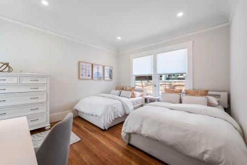 Ένα ή περισσότερα κρεβάτια σε δωμάτιο στο Modern & Convenient 3br2ba Edwardian W Parking