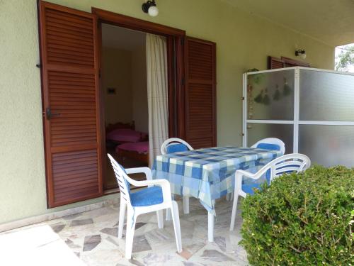 eine Terrasse mit einem Tisch und Stühlen auf einer Terrasse in der Unterkunft Eirini Kasimiotou Apartments in Agios Andreas