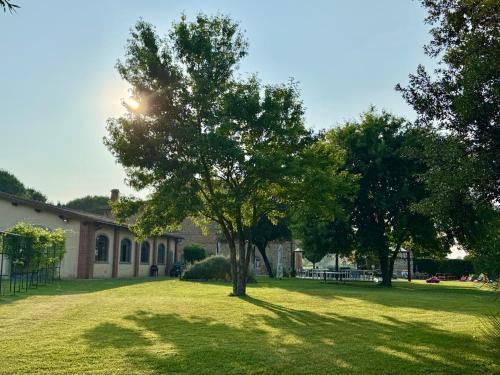 a tree in a yard in front of a building at Agriturismo La Colmata in Cesa