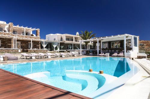 una grande piscina con una casa sullo sfondo di Sea View Residence a Ornos