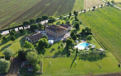 an aerial view of a house in a field at Agriturismo La Colmata in Cesa