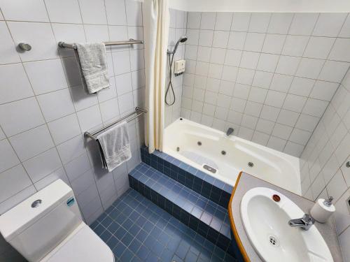 ein Badezimmer mit Badewanne, Toilette und Waschbecken in der Unterkunft Secluded Luxury Villa 634 Kingfisher Resort in Kingfisher Bay