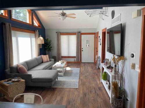 ein Wohnzimmer mit Sofa und Fernseher in der Unterkunft Cozy Getaway by the Lake in Twin Lakes