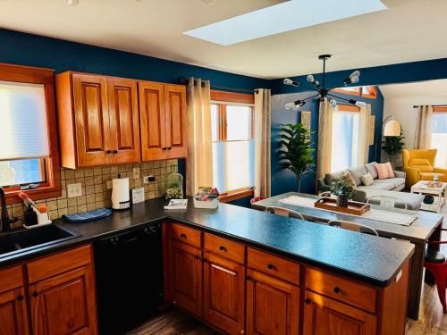 eine Küche mit einer Arbeitsplatte und ein Wohnzimmer in der Unterkunft Cozy Getaway by the Lake in Twin Lakes