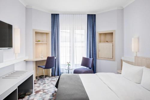 Postel nebo postele na pokoji v ubytování IntercityHotel Rostock