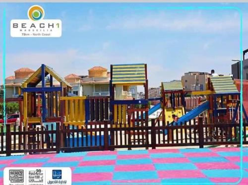 エル・アラメインにあるMarsila beach 1 c3の建物前の遊具
