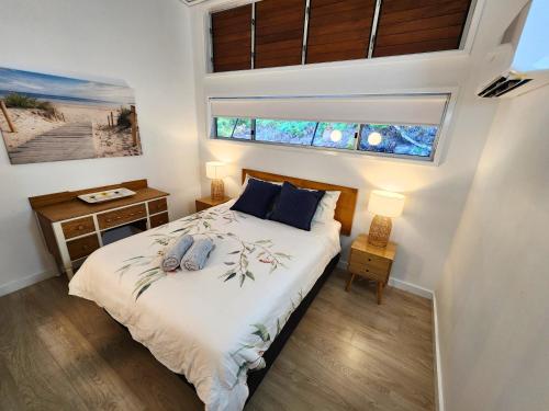 ein Schlafzimmer mit großem Bett und Fenster in der Unterkunft Secluded Luxury Villa 634 Kingfisher Resort in Kingfisher Bay