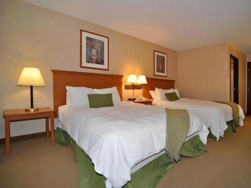 a hotel room with two beds and two lamps at Best Western Rama Inn in Ephrata