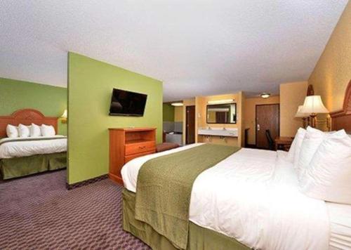 Ένα ή περισσότερα κρεβάτια σε δωμάτιο στο Quality Inn & Suites Grinnell near University