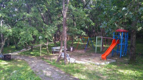 ein Park mit einem Spielplatz mit Rutsche in der Unterkunft Europroperties Nikea Park in Goldstrand
