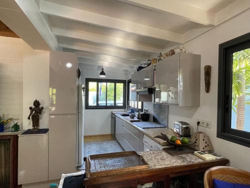 Maison HenouにあるVilla les Arbres Bleus à La Saline les bains proche lagonのギャラリーの写真