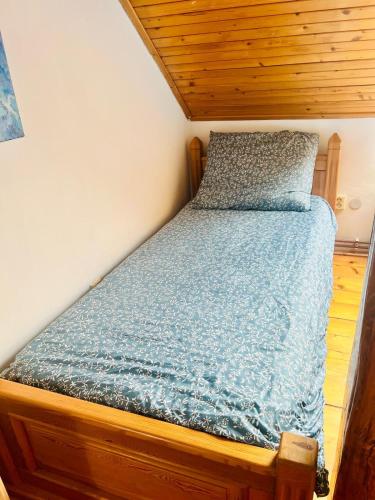 Postel nebo postele na pokoji v ubytování Podkroví v pošumavské chalupě