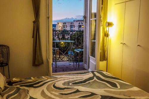 Magnificent Marseille 3-bedroom penthouse apartment with elevator, AC