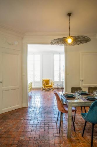 Magnificent Marseille 3-bedroom penthouse apartment with elevator, AC