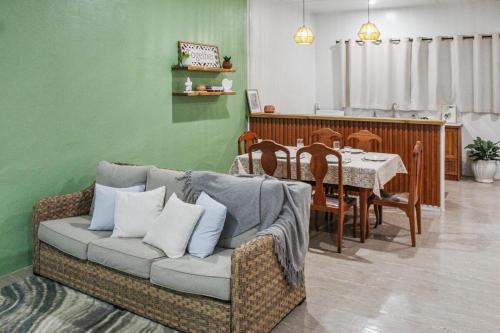 Ruang duduk di Tiare Central 2BR Unit