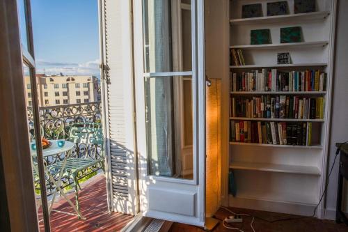 Magnificent Marseille 3-bedroom penthouse apartment with elevator, AC