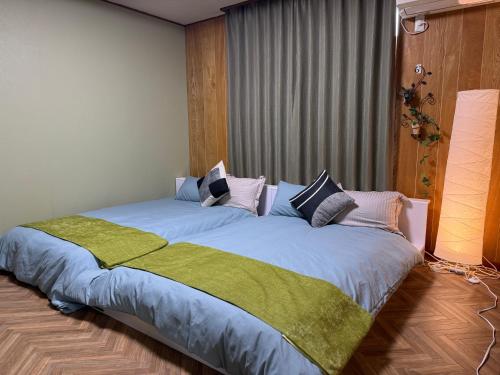 Cama o camas de una habitación en Inuyama HIDAMARI 貸切一軒家 無料P