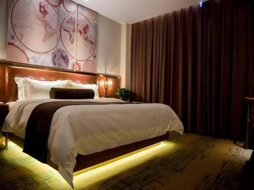 a bedroom with a large bed in a room at James Joyce Coffetel·Shijiazhuang Economic and Technological Development Zone Chuangye Road in Shijiazhuang