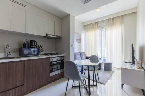 Köök või kööginurk majutusasutuses Business Bay Gem1 Bd Apt With Scenic Canal Views