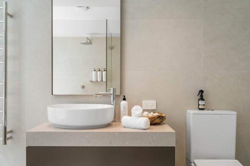 Ένα μπάνιο στο The Headland-premier Queenscliff Beachview Abode