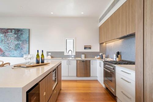 Η κουζίνα ή μικρή κουζίνα στο The Headland-premier Queenscliff Beachview Abode