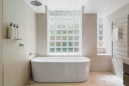 Ένα μπάνιο στο The Headland-premier Queenscliff Beachview Abode