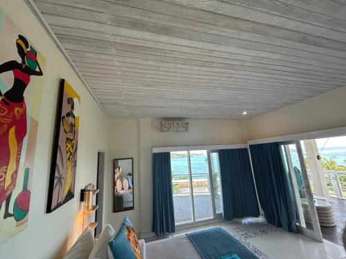 Postel nebo postele na pokoji v ubytování Nusa View - Oceanfront Rentals