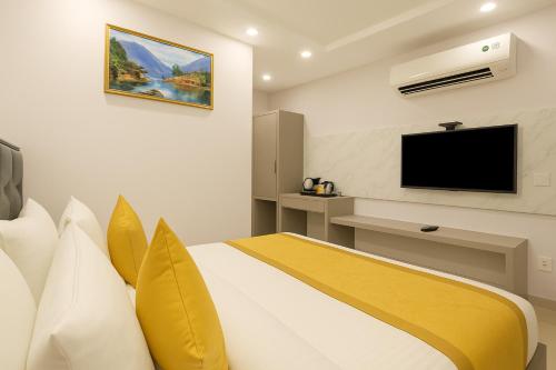 a hotel room with a bed and a flat screen tv at Hotel Mayfair Just a Minute Away From New Delhi Railway Station and Connaught place in New Delhi