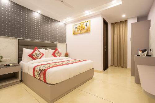a bedroom with a bed in a room at Hotel Mayfair Just a Minute Away From New Delhi Railway Station and Connaught place in New Delhi
