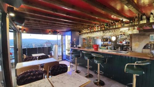 Ο χώρος του lounge ή του μπαρ στο Elegance Cave Suites & Restaurant