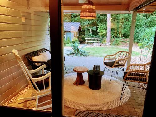 Κήπος έξω από το Cozy lodge in the Rheezerbos with hottub!