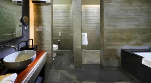 a bathroom with a sink and a toilet and a shower at Hotel Dayu Kaiyuan in Shaoxing