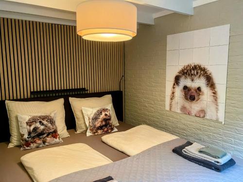 Ένα ή περισσότερα κρεβάτια σε δωμάτιο στο Cozy lodge in the Rheezerbos with hottub!