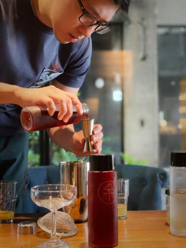 a woman pouring a drink into a glass at SI Hotel in Taichung